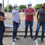 Secretários visitam quadra poliesportiva no distrito de Caioca
