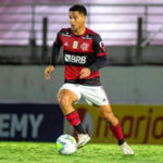 Fortaleza tenta volante João Gomes, mas Flamengo não avança em negociação