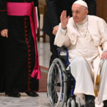 Papa Francisco aparece em cadeira de rodas por dor no joelho