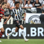 Jogos de futebol na TV: veja onde assistir e o horário das partidas de quarta (22)