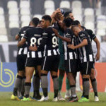 Jogos de hoje na TV: veja onde assistir e horário das partidas de sábado (13)
