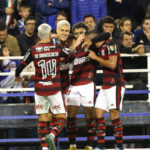 Flamengo goleia Vélez e fica perto da final da Libertadores