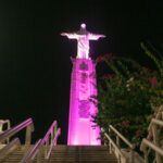 Alto do Cristo ganha iluminação especial em alusão à campanha Outubro Rosa