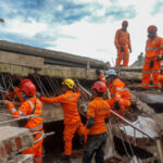 Equipes de resgate procuram sobreviventes após terremoto que matou 268 pessoas na Indonésia