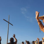 Romaria do Senhor do Bonfim reúne milhares de devotos em caminhada de 10km em Icó