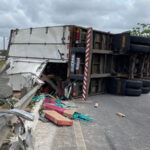 Caminhão carregado de material de limpeza tomba no km 32 na BR-116 e interdita rodovia