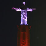 Alto do Cristo recebe iluminação especial em alusão à campanha Dezembro Vermelho