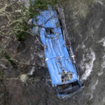 Tragédia: Seis pessoas morrem em queda de ônibus em rio na Espanha