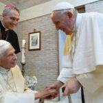 Papa Francisco pede orações por Bento XVI de 95 anos que ‘está muito doente’