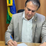 Camilo Santana anuncia reajuste de 15% no piso nacional dos professores; valor é de R$ 4,4 mil