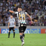 Alvo do Fluminense, Vina manda recado ao clube: ‘Meu número é o mesmo e eles devem saber’
