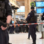 Homem com faca deixa seis pessoas feridas em estação de trem de Paris, na França