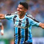 Suárez faz três gols na estreia e Grêmio conquista Recopa Gaúcha sobre o São Luiz