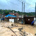 Equipes de resgate buscam soterrados em enchentes no litoral norte de São Paulo