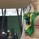 PF prende mulher que pichou estátua da Justiça, em operação contra atos do 8 de janeiro