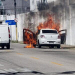 Motoristas são parados e carros incendiados no Grande Pirambu, em Fortaleza