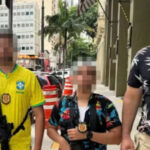 Policiais usam camisas floridas e adereços para prender ladrões em blocos no carnaval