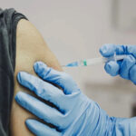 Alternar braço que recebe vacina de Covid-19 potencializa eficácia, diz estudo