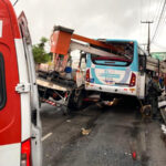 Dois passageiros de ônibus morrem em acidente com caminhão guincho, em Fortaleza