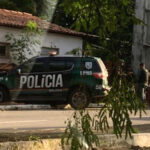 Viatura da Policia Militar invade calçada e derruba parte de muro após acidente em Fortaleza